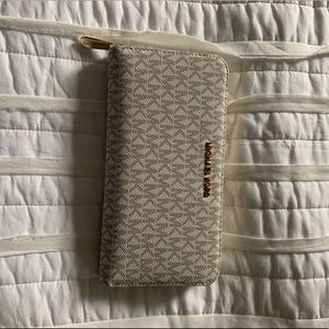 Michael Kors Jet Set Large Travel Wallet
